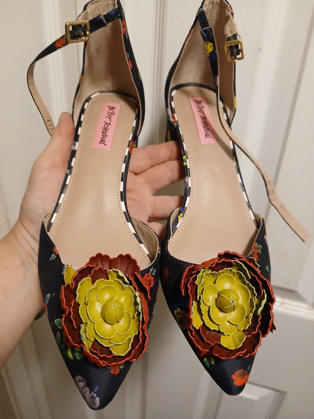 Betsey Johnson Black Floral Pointed-Toe Ankle-Strap Flats Yellow Flower Sz.8M - Picture 2 of 8